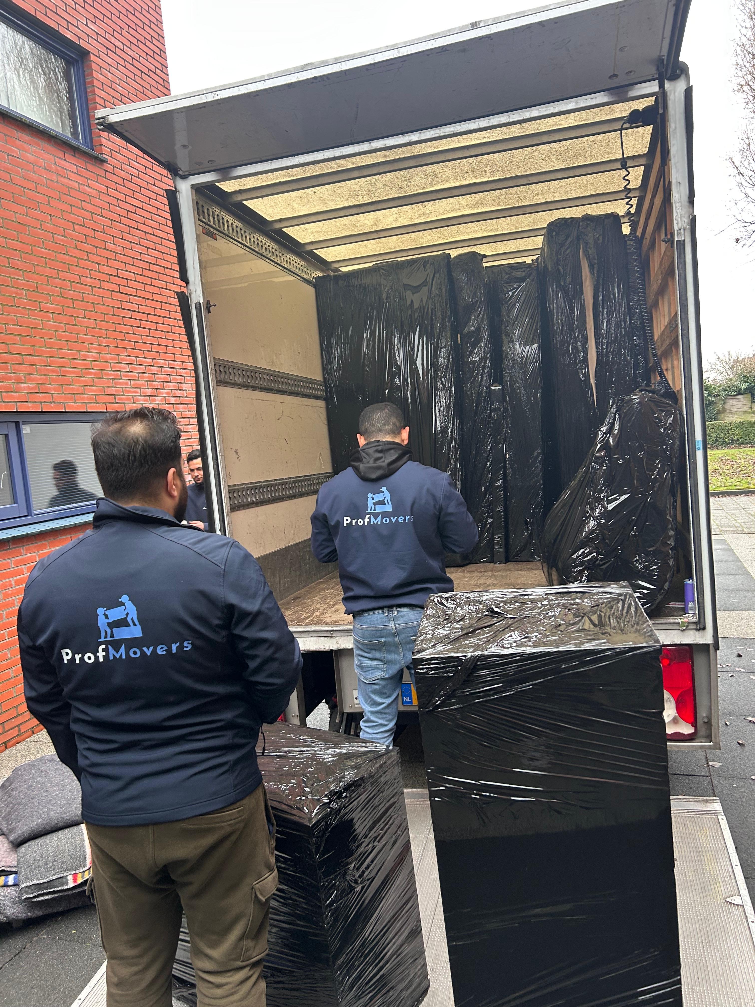 Het team van ProfMovers laadt de verhuiswagen in tijdens een verhuizing in Bleiswijk