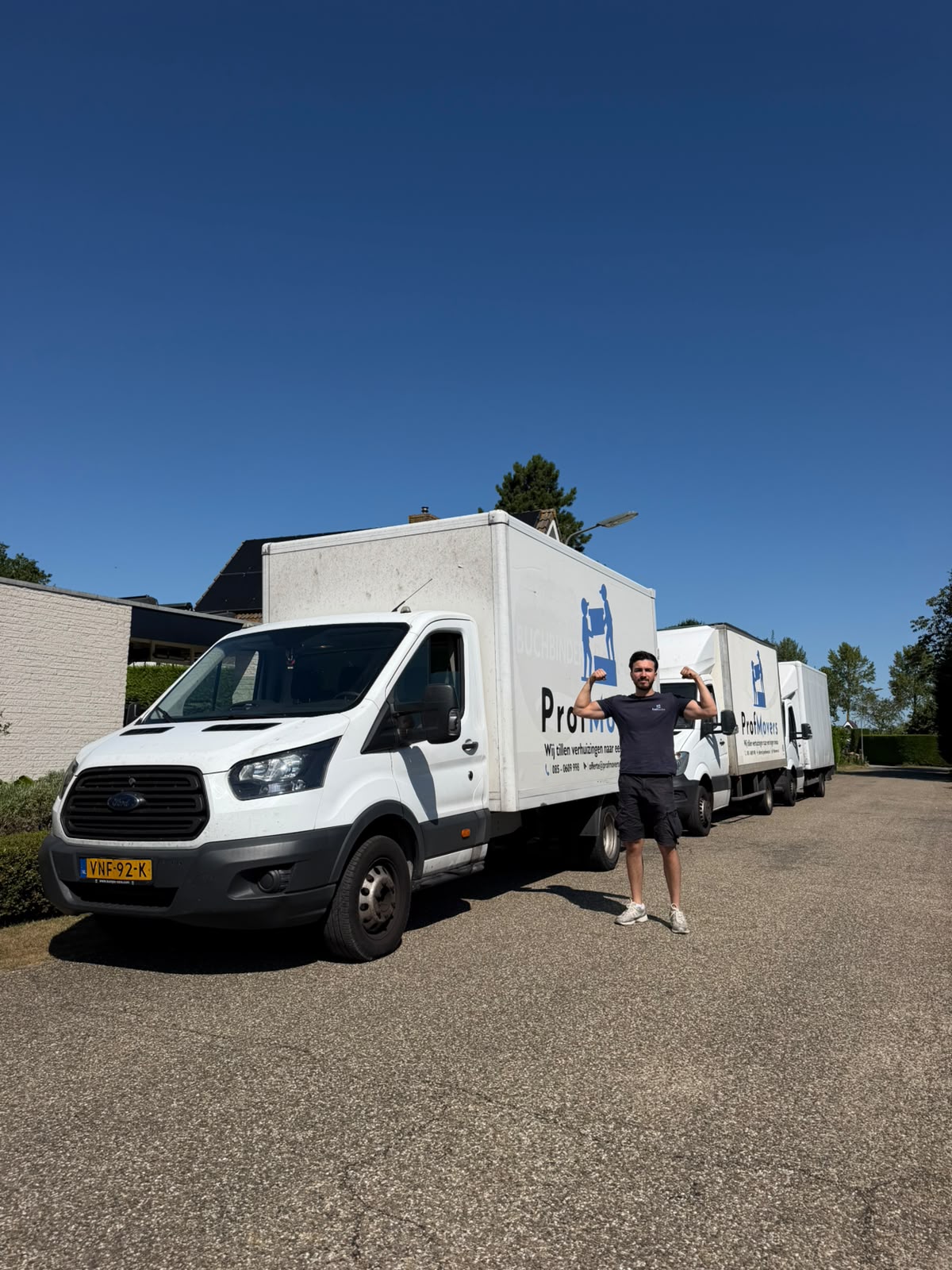 Verhuizer van ProfMovers voor het eigen wagenpark met meerdere verhuiswagens